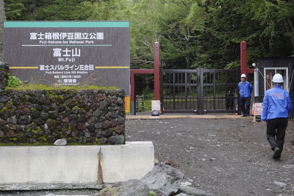 日本富士山夏季登山季結束，山梨縣政府考慮要求遊客在非登山季期間攀登富士山時必須事前申報，並計劃向遊客收取官方出動救援直升機的費用。（共同社）