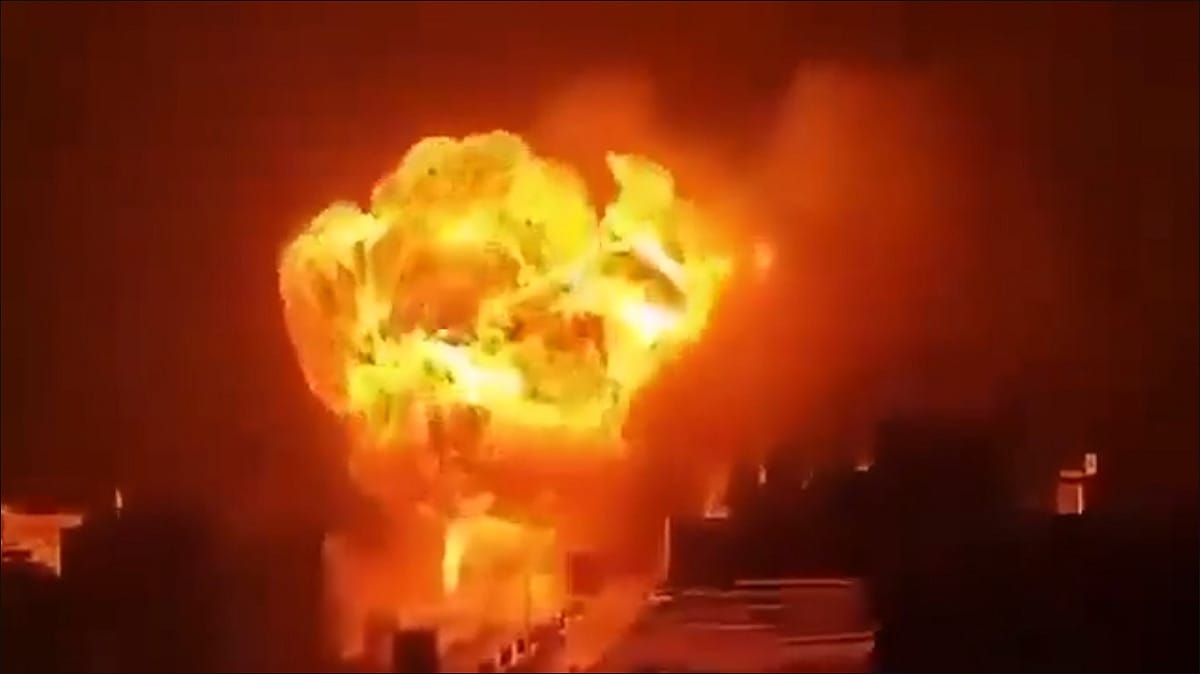 葉門政府軍與沙烏地阿拉伯近期加強了針對胡塞武裝據點的打擊力度，接二連三的攻擊對叛軍組織帶來了巨大的壓力。 圖：擷取自 @OfficialSha4gt X 分享影片