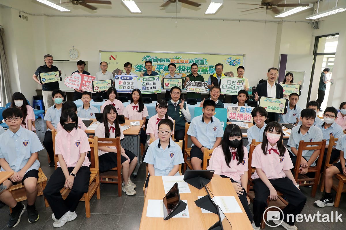 台南市政府在金城國中舉辦記者會，市長黃偉哲與學生共同體驗平板及AI工具融入課堂，盼讓每位學生都有平板可使用，並進一步透過AI及數位平台推動差異化教學，縮短城鄉教育差距。 圖：台南市政府提供