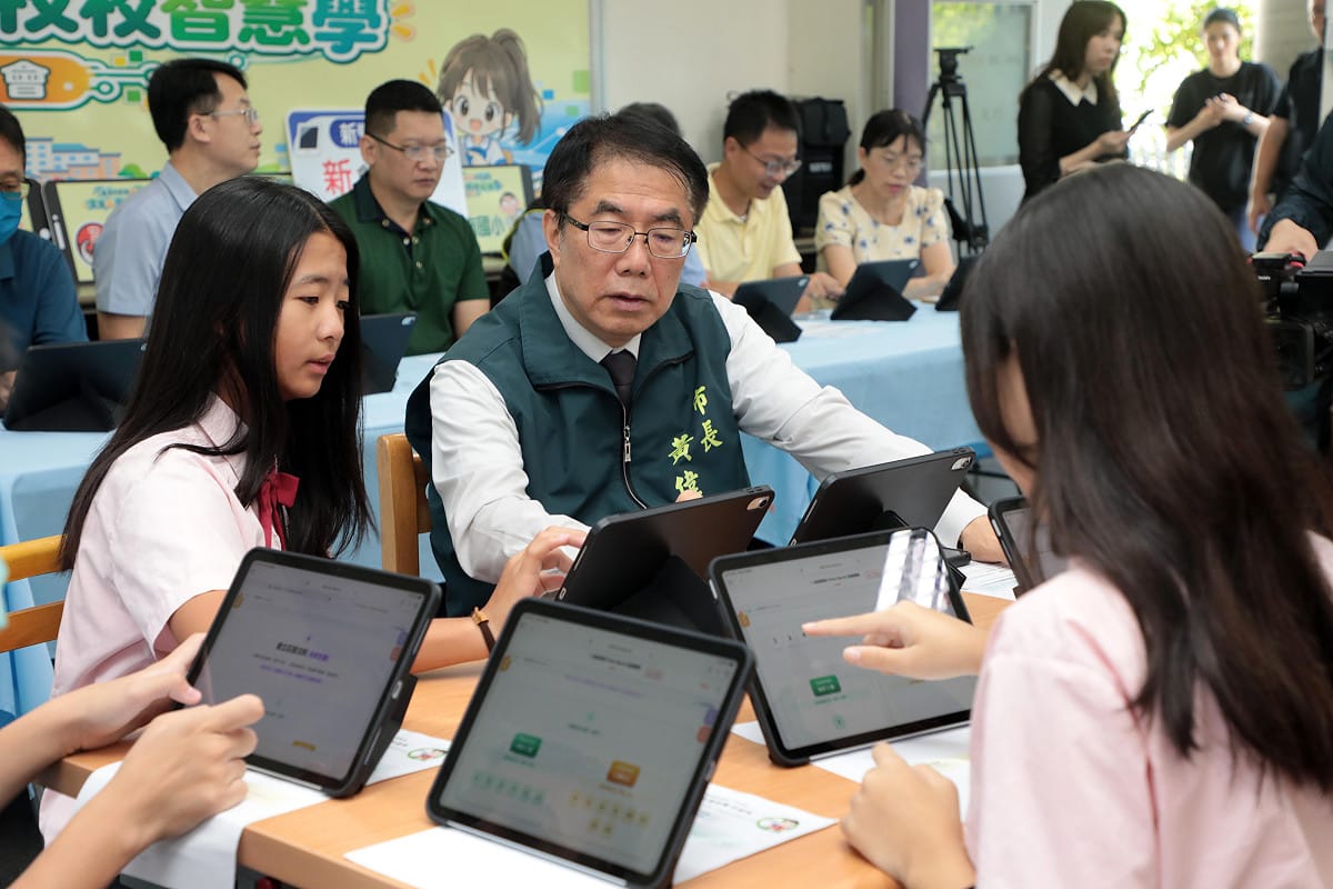 台南市政府在金城國中舉辦記者會，市長黃偉哲與學生共同體驗平板及AI工具融入課堂，盼讓每位學生都有平板可使用，並進一步透過AI及數位平台推動差異化教學，縮短城鄉教育差距。 圖：台南市政府提供