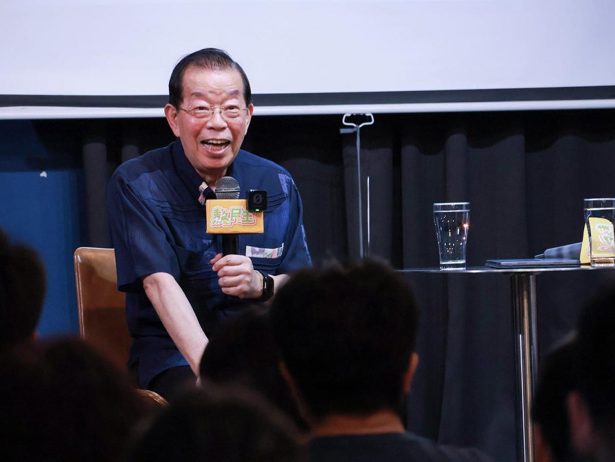 台日協會長謝長廷與青年分享自身參與民主運動與公共事務的歷程。 圖：民進黨提供