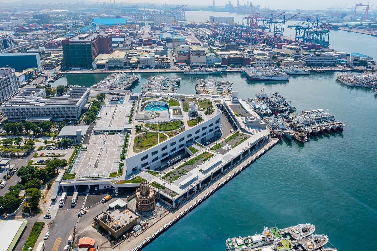 前鎮漁港建設經費81億元，涵蓋深水碼頭、漁獲卸售、現代化運銷中心、冷鏈物流、食品衛生，到雨污水系統、船員服務及港區周邊環境。 圖：高雄市海洋局／提供