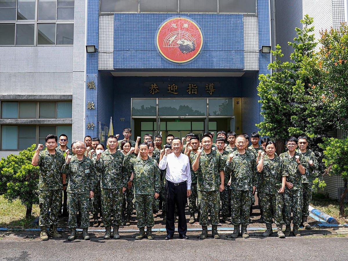 國防部長顧立雄14日赴南部地區實施秋節慰問，與官兵合影。 圖：國防部提供/軍聞社記者尤昱翔攝