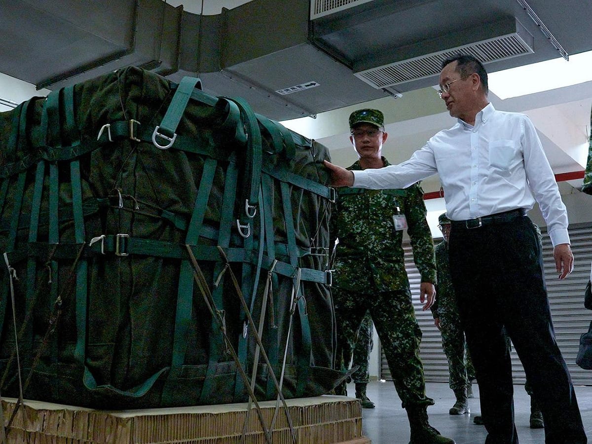 國防部長顧立雄實地瞭解空投前置作業實況。 圖：國防部提供/軍聞社記者尤昱翔攝