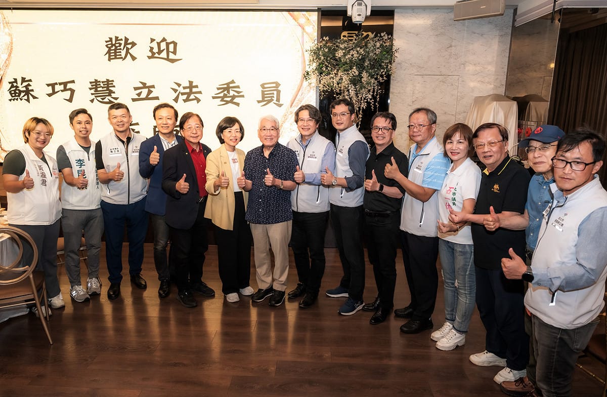 許多建築師不僅對蘇巧慧伸手比讚大喊「加油！」、「一定會贏」，更要求自拍合影留念，現場氣氛相當熱絡。 圖：蘇巧慧競總提供