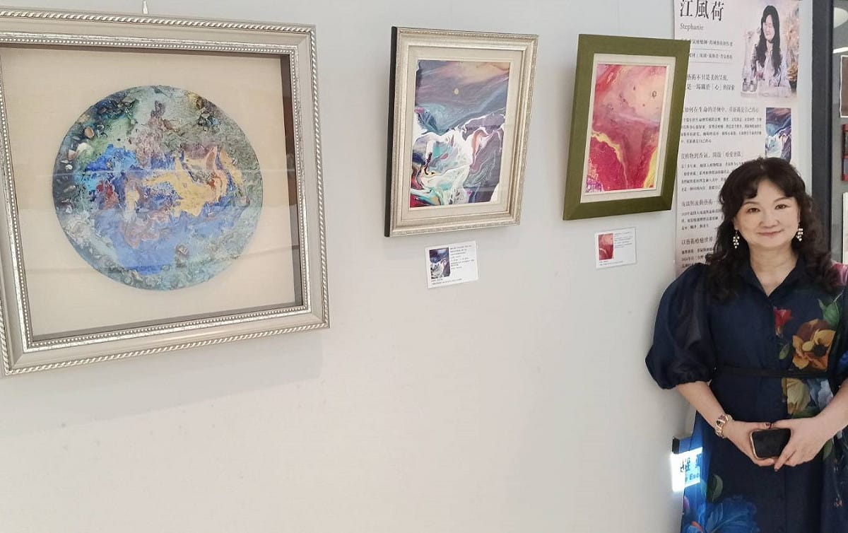 策展人兼藝術家江風荷，長期從事琉璃與流動畫創作，亦投入藝術香氛及身心靈療癒領域。 圖：孫家銘／拍攝