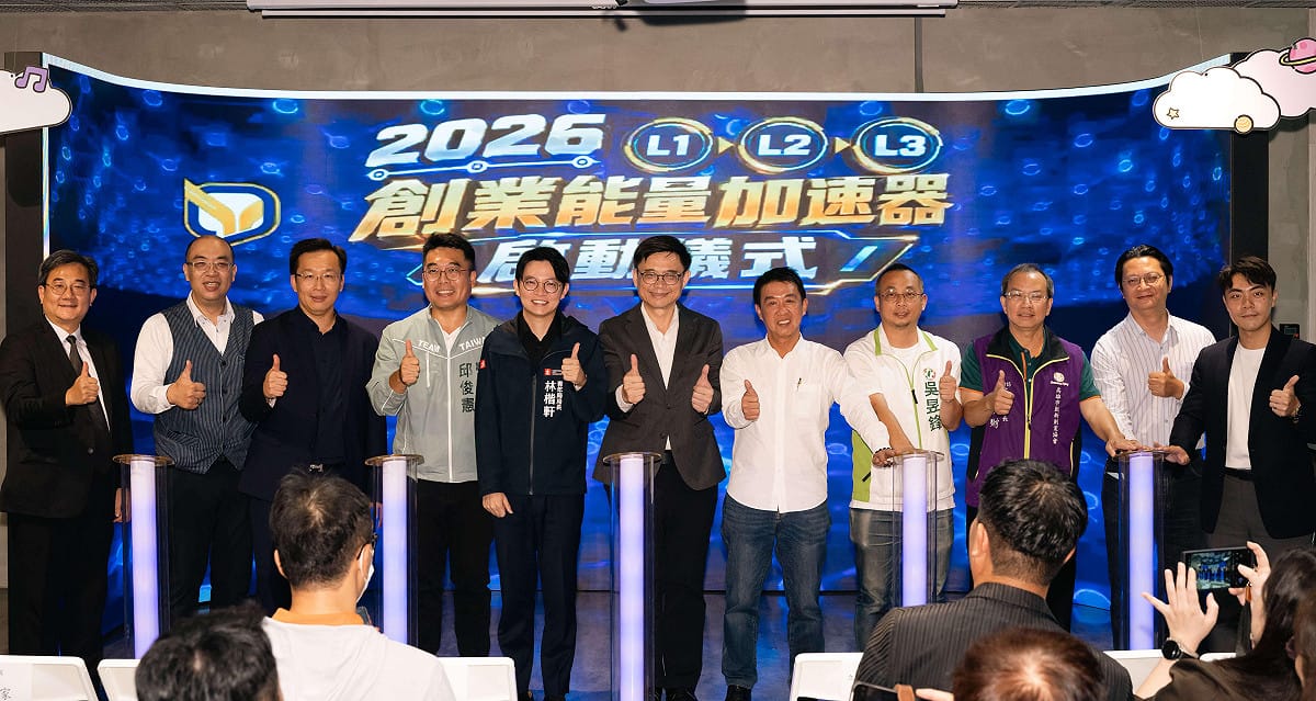 林楷軒(左五)、賴瑞隆(左六)、許智傑(右五)、邱俊憲(左四)與孫治華(右二)等出席貴賓共同啟動「創業能量加速器」。 圖：高雄市青年局／提供