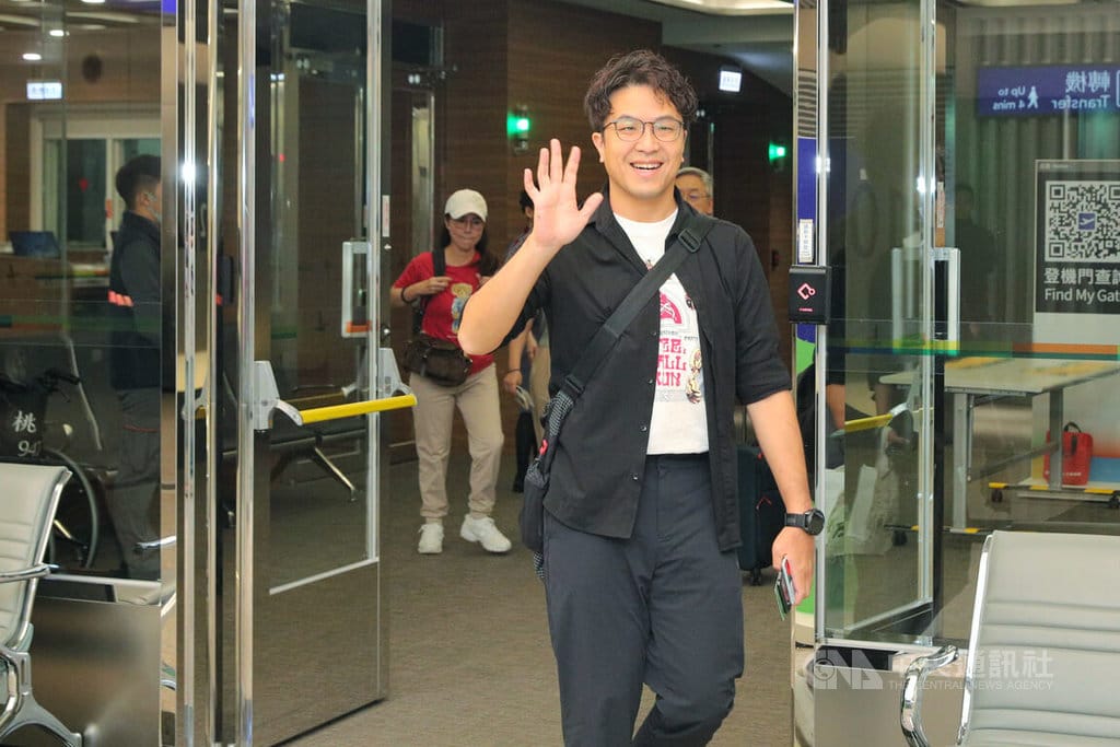 民進黨台北市長參選人沈伯洋14日深夜結束訪日行程返台，他表示，此行就AI、產業、海底電纜、認知作戰等議題與日本議員交流，也考察無菸城市、兒虐保護及免費供餐等，盼深化台日合作。中央社記者吳睿騏桃園機場攝　115年9月15日 圖：中央社提供