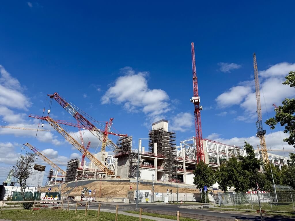台積電德勒斯登廠2024年8月在德國德勒斯登動土，歷經25個月施工後完成廠房主體工程，14日舉行封頂儀式。圖為2026年9月興建中的歐積電德勒斯登廠區。中央社記者林尚縈德勒斯登攝　115年9月15日 圖：中央社提供