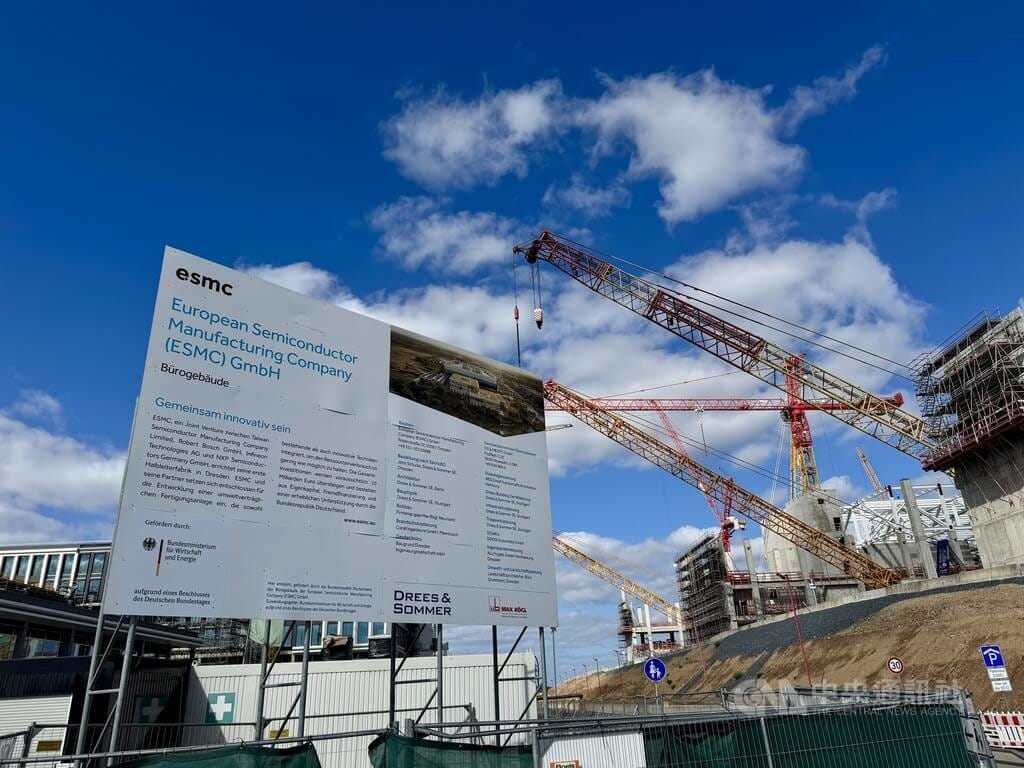 台積電德勒斯登廠位於德勒斯登北部工業區，鄰近德勒斯登機場及博世、英飛凌等當地半導體產業聚落。圖為台積電德勒斯登廠工地入口，告示牌左後方是未來廠房辦公區。中央社記者林尚縈德勒斯登攝　115年9月14日 圖：中央社提供