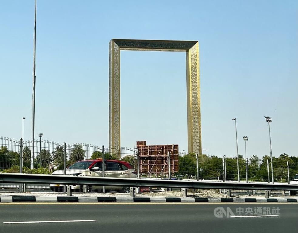 阿聯積極布局人工智慧與太空產業，近日宣布與國際夥伴合資打造全球最大AI衛星基礎設施，並在阿聯生產50顆衛星。圖為阿聯地標之一「杜拜門」，象徵存在於歷史遺產與創新未來間的連結。中央社記者施婉清開羅攝 115年9月15日 圖：中央社提供