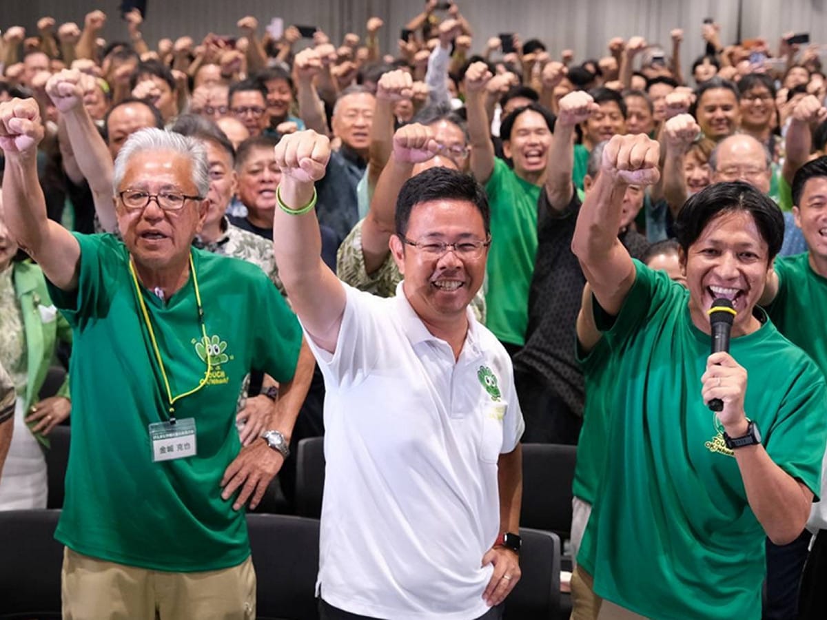 日本沖繩縣知事選舉13日舉行投開票，獲自民黨支持的無黨籍前那霸市副市長古謝玄太（白衣者），擊敗尋求連任的現任知事玉城丹尼，順利當選新任沖繩縣知事。 圖：翻攝自自民黨官網