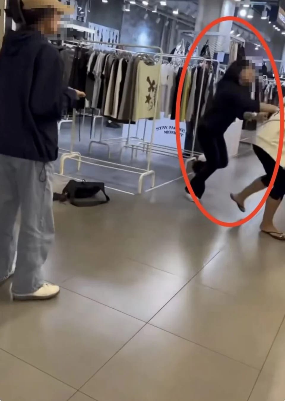 黑色衣服的中國大媽，疑似聽到法國女子談論「全世界都討厭中國人」後暴走拉扯法國籍女子。 圖：翻攝Ｘ（前推特）