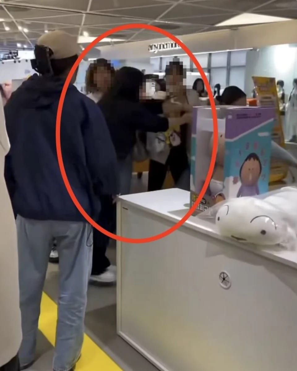 中國大媽在商場拉扯法國籍女子。 圖：翻攝Ｘ（前推特）