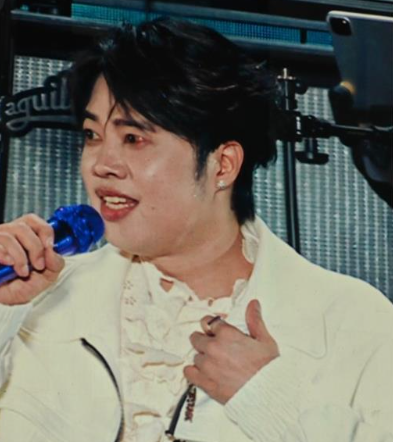 近期Tank現身演唱會時，被發現臉部浮腫、左眼充血，演唱過程中還不斷咳嗽，不少粉絲擔心他是否出現排斥反應。 圖：翻攝自微博