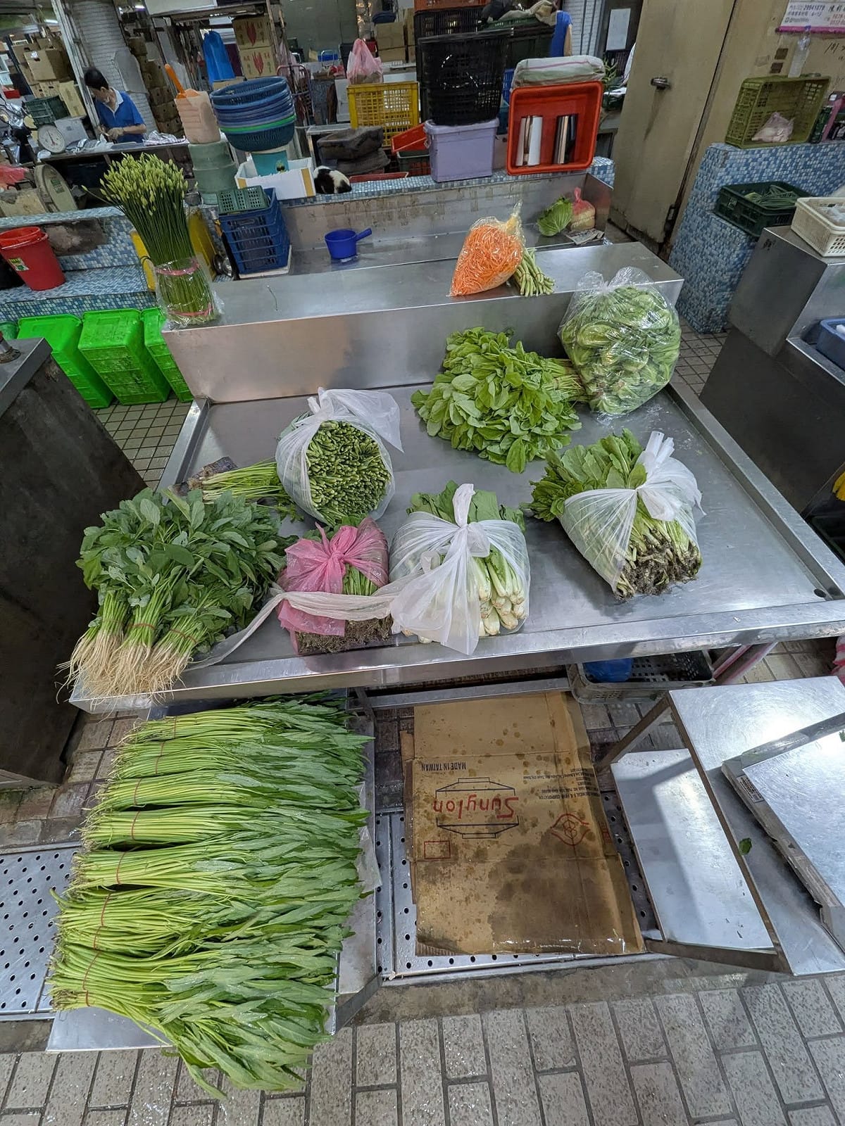 專業菜販廖炯程今(15)日表示，葉菜價格全面下修逾30%，除A菜外，多數已降至每斤50元。 圖：翻攝自廖炯程　臉書專頁