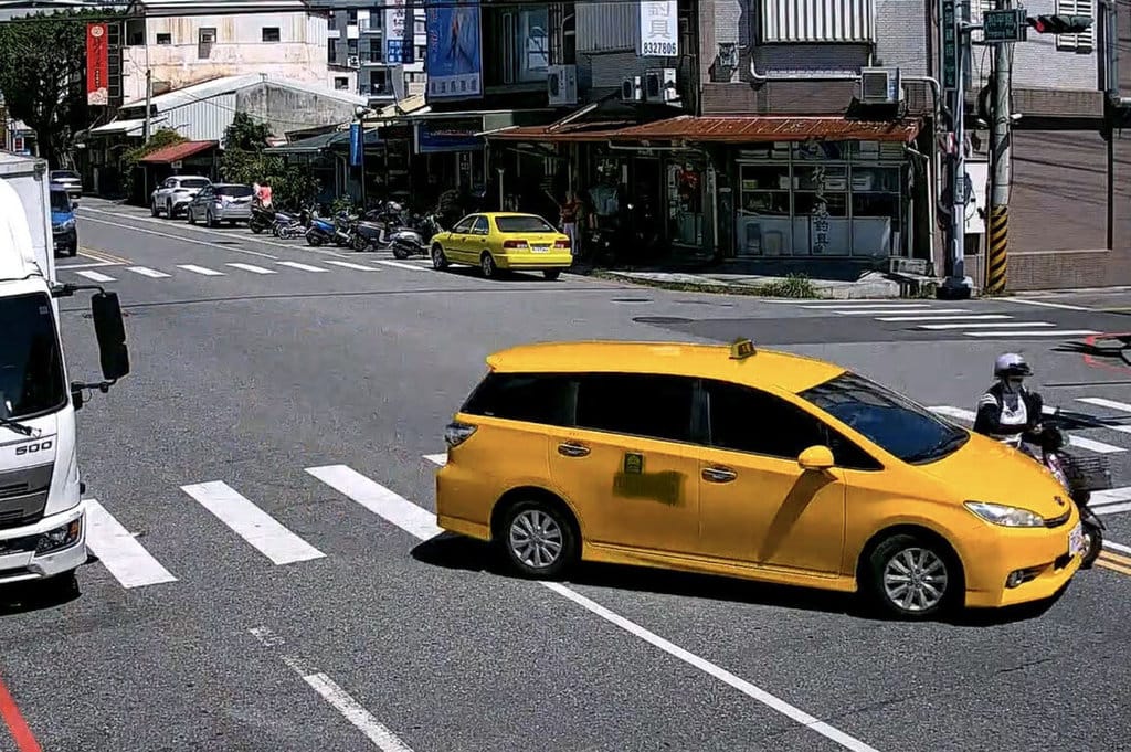 曾姓男子14日開計程車在花蓮市和平路與福建街口迴轉，與機車騎士賴姓婦人擦撞，並輾過倒地的賴婦，賴婦當場失去呼吸心跳，送醫急救不治，詳細事故肇因待警方調查。（民眾提供）中央社記者李先鳳傳真　115年9月15日