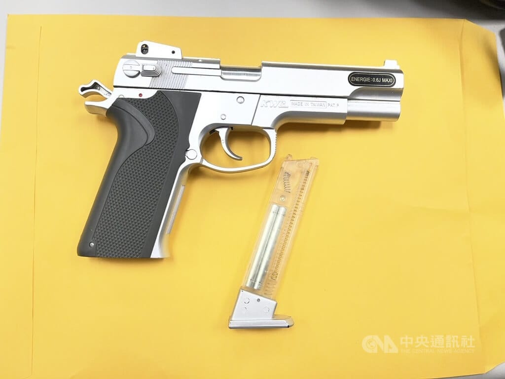 新北市五股區15日上午有男子持槍在社區前揮舞，並做出疑似射擊動作。警方調閱監視器追查，迅速逮捕嫌犯，並查扣槍枝，初判為無殺傷力玩具槍，將依恐嚇公眾危安罪嫌送辦。（翻攝照片）中央社記者曹亞沿傳真　115年9月15日