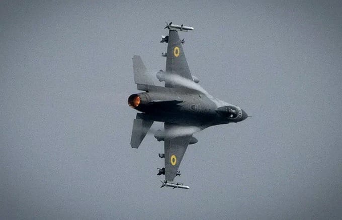烏克蘭空軍目前正使用配備 AIM-9 與 AIM-120 空對空飛彈的 F-16 戰鬥機，用以擊落俄羅斯的噴射動力無人機。 圖：翻攝自@__Inty__