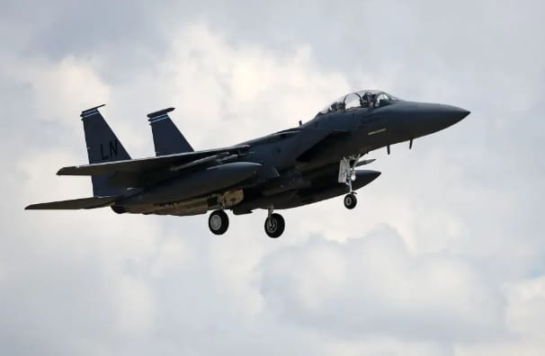 今年 4 月，一架美軍 F-15E 戰機在伊朗上空被伊斯蘭革命衛隊擊落，兩名飛行員成功逃生。隨後，美國發起大規模救援行動，成功救回兩名受困在伊朗境內的士兵，相關事件也引發國際輿論的廣泛關注。 圖：翻攝自 紅星新聞