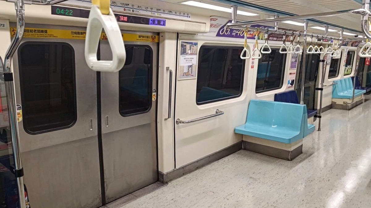 北捷在文湖線、板南線等路線拆除中央立柱，試圖最大化車廂空間，卻未設置相對應數量的吊環以及抓握設施，引發安全問題。 圖：台北捷運公司
