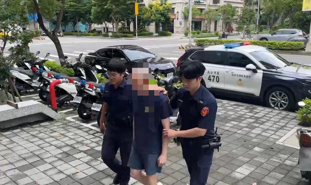 新北市黑衣男子持槍揮舞並大聲咆哮，警方火速循線逮人。 圖：翻攝畫面