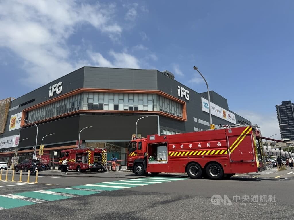 iFG遠雄廣場新竹店15日火警，新竹市消防局獲報到場確認為地下1樓燒肉店冒煙，全館人員立即疏散，無人受傷受困。中央社記者魯鋼駿攝　115年9月15日