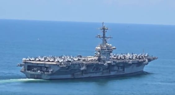 美國海軍「林肯號（CVN-72）」航空母艦，9月6日離開泰國林差曼港。艦身上鏽痕已除去不少。 圖：截取自「X」@Indowatchosint