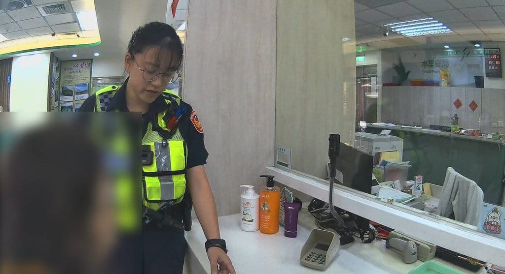 女子在臉書看到紫地瓜銷售文章，與賣家聯繫下單後顯示「未開通金流服務」，經層層聯繫假物流客服、假銀行專員後，被要求至ATM領新台幣3萬元，女子依指示提款時察覺過程有異，因此向郵局行員詢問，所幸行員與警方聯手阻詐。（警方提供）中央社記者蕭博陽南投縣傳真　115年9月15日