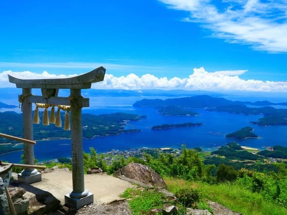 熊本地震重創當地觀光，因此日本觀光廳推出「九州復興應援割」，只要用指定方式在10月後前往九州旅遊，就可以享有住宿套餐最高4折優惠。(圖為熊本倉岳神社) 圖：翻攝自熊本觀光臉書(資料照)