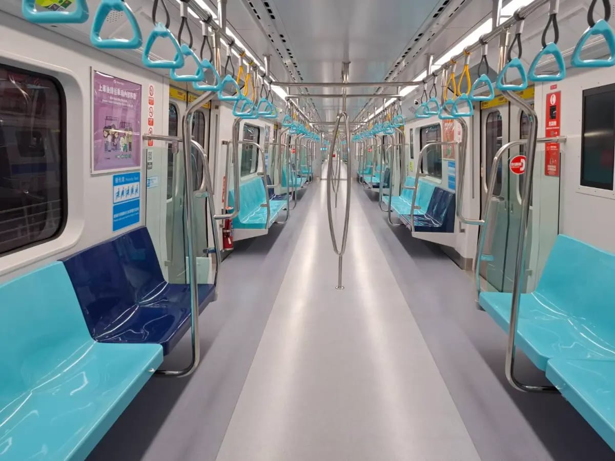 北捷車廂拆扶手，老翁昨日疑因重心不穩又抓不到扶手摔倒送醫，引發民眾熱議。 圖：北捷提供（示意圖）