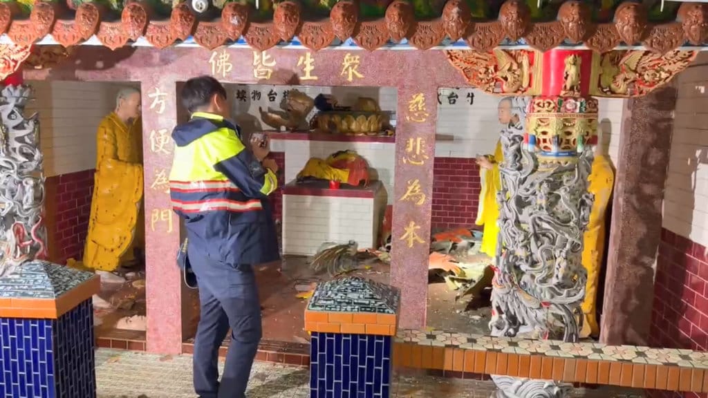 基隆市廢棄封閉的十八羅漢洞，遭2名男子闖入，手持疑似爆裂物炸毀多尊塑像，警方15日表示，已組成專案小組赴現場採證，鎖定犯嫌身分追查中。（讀者提供）中央社記者王朝鈺傳真　115年9月15日