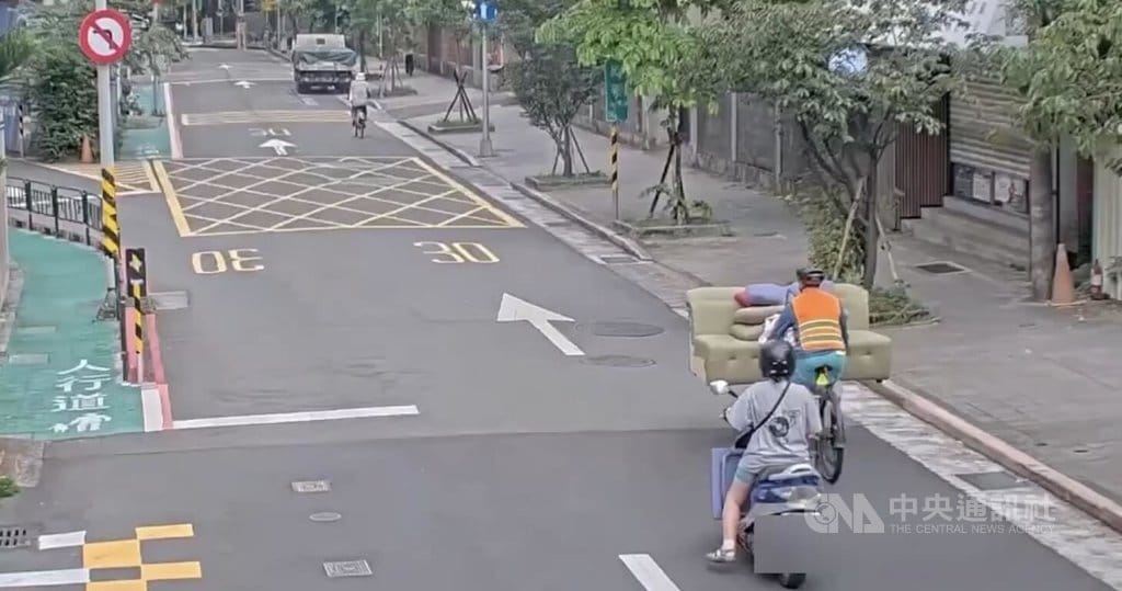 台北市有名自行車騎士載運沙發（右）引發網路熱議，警方15日表示，此舉涉違反道交條例規定，但未獲報案紀錄，也非民眾得檢舉項目，將加強巡查、稽查。（翻攝照片）中央社記者黃麗芸傳真　115年9月15日