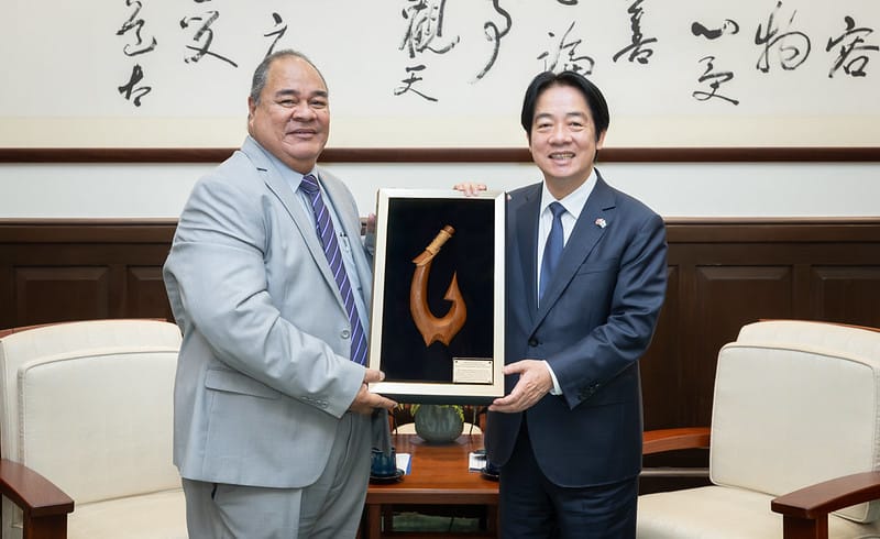 賴清德與吐瓦魯國外交、勞工及貿易部長帕納巴（Paulson Panapa）。 圖：總統府提供