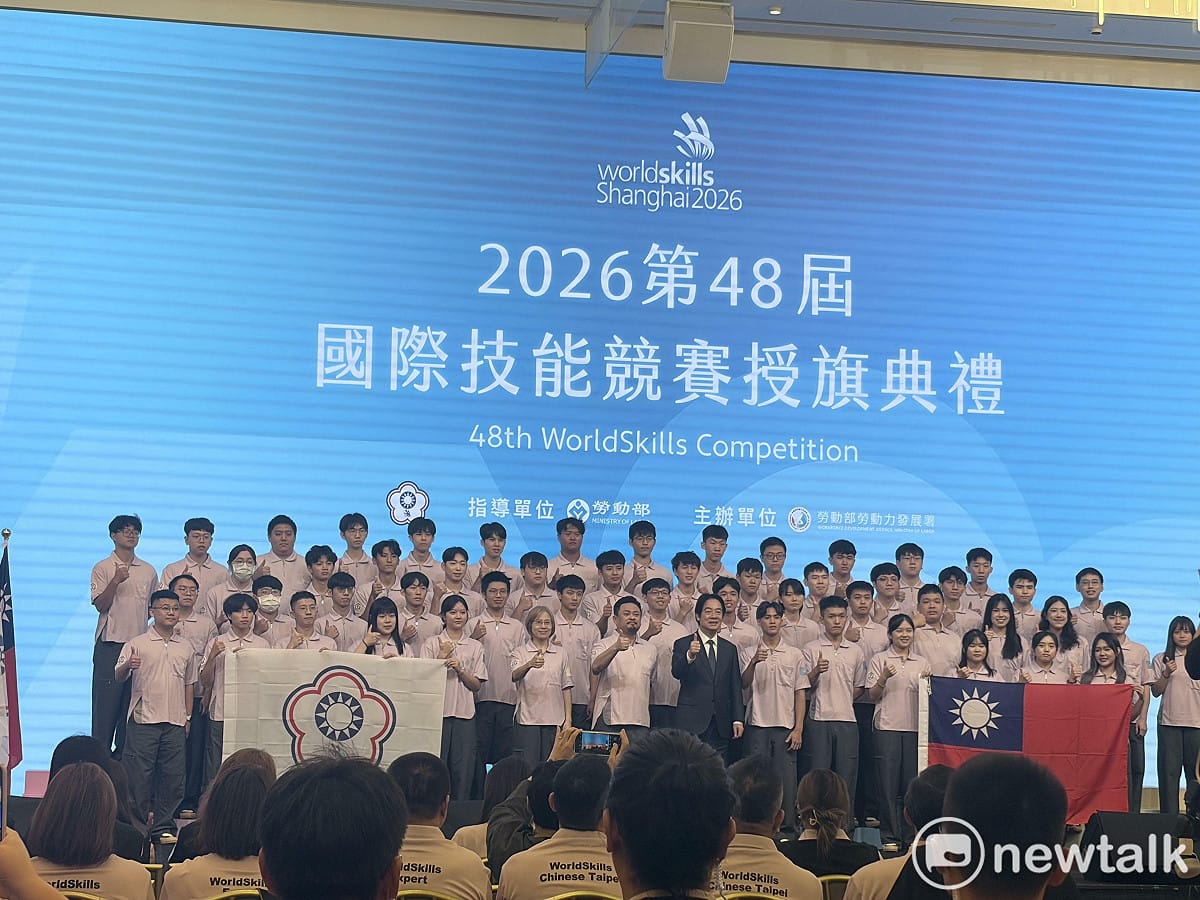 部今（15）日舉行國際技能競賽授旗典禮，勞動部長洪申翰和總統賴清德也到場為國手加油 圖：李宣萱/攝
