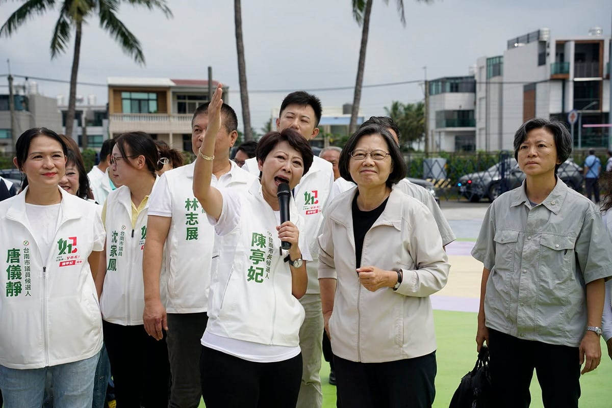 九合一選舉投票將至，民進黨台南市長候選人陳亭妃15日邀請前總統蔡英文開箱競選總部。 圖：翻攝自陳亭妃臉書
