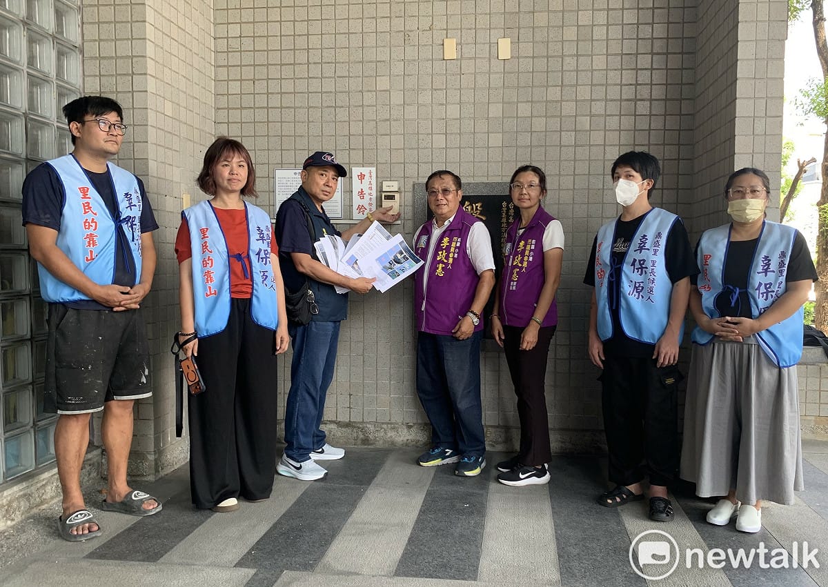 辜保源(左三)由團隊及司改黨高雄市議員候選人李政憲(右四)陪同至雄檢按鈴申告。 圖：孫家銘／拍攝