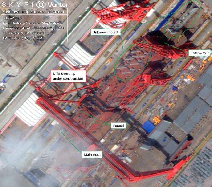 軍事媒體《Naval News》揭露，中國上海滬東中華造船廠一艘在建新型艦艇，極可能是全球首艘專為部署大型無人潛航器而設計的母艦。 圖：翻攝「X」@type36512/Vantor衛星、SKYFI影像彙整