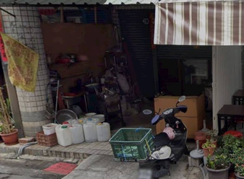 宮廟負責人指控蔡女在騎樓空間煮食、疑似從事營業活動，且環境衛生堪虞。 圖：民眾提供