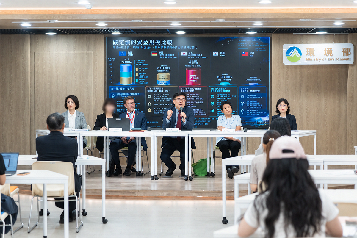 環境部將借鏡德國與歐盟經驗，擬推動碳費與ETS雙軌並行制度。今日邀請德國排放交易專家Dr. Jürgen Landgrebe(左2)進行說明。 圖：環境部／提供