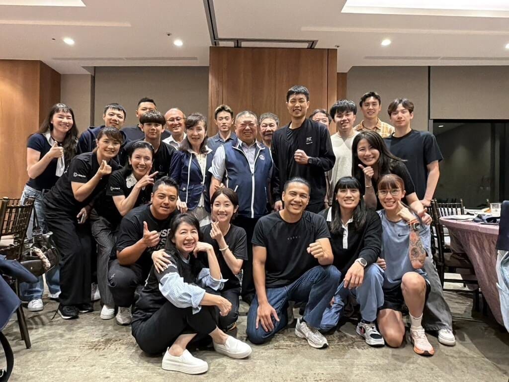 2026名古屋亞運開幕在即，長期贊助選手的宏道基金會當中，就有30名將代表台灣站上亞運舞台，基金會董事長林鴻道（後排中）希望選手無後顧之憂，拿出最佳表現。（宏道基金會提供）中央社記者黎建忠傳真　115年9月15日