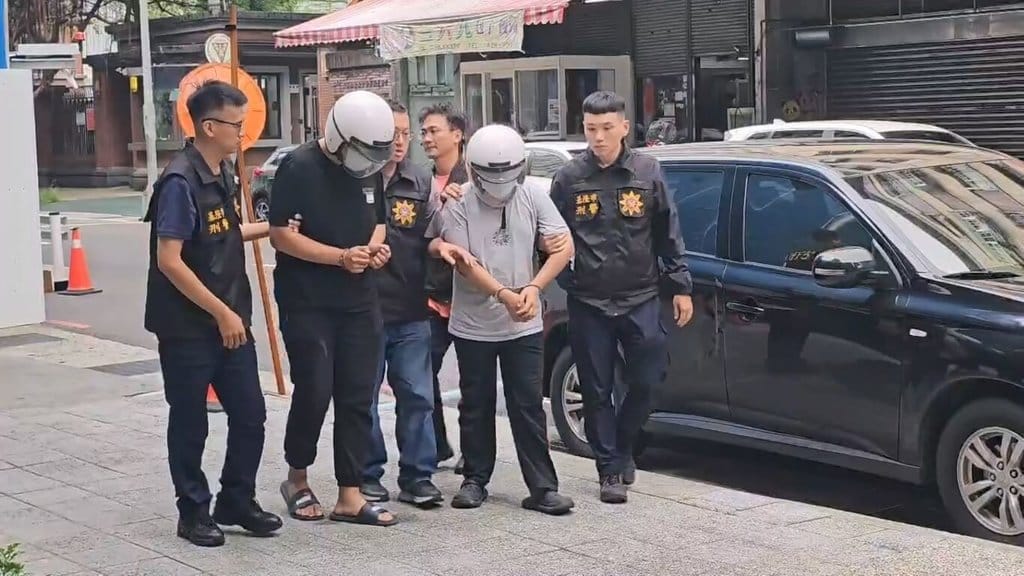 基隆市廢棄封閉的十八羅漢洞遭人闖入炸毀多尊塑像，警方15日迅速拘提陳男（左2）及曾男（右2），並通知6名相關人到案說明，詢問後將依公共危險等罪嫌送辦。（讀者提供）中央社記者王朝鈺傳真　115年9月15日