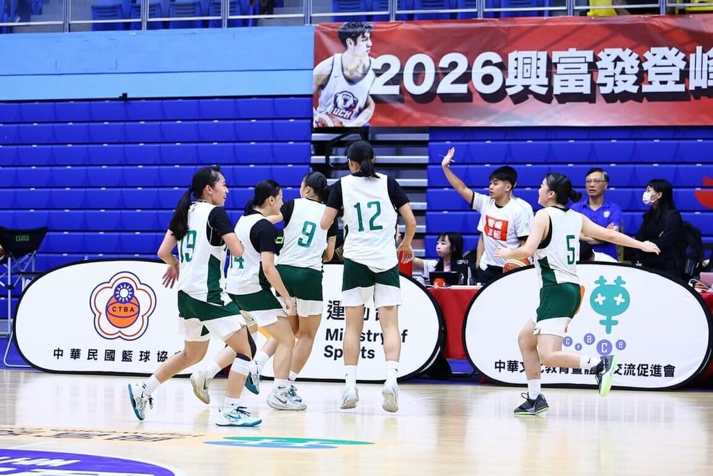 2026登峰造極青年籃球邀請賽15日在台北體育館開打，女子組尋求衛冕的北一女中，靠著陣中張薰文（9號）在終場前1.1秒投進逆轉三分球，擊敗受邀來台的濟源一中。（中華文化教育暨體育交流促進會提供）中央社記者黎建忠傳真　115年9月15日