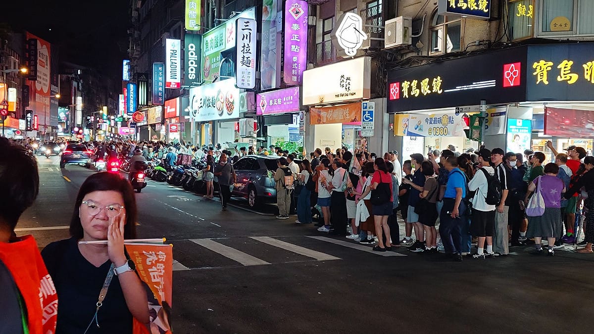 沈伯洋赴公館夜市掃街拜票，人潮擠爆現場。 圖：民眾提供