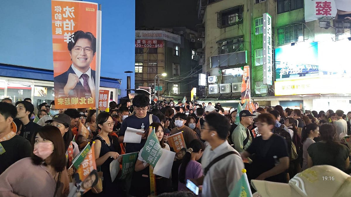 沈伯洋赴公館夜市掃街拜票，人潮擠爆現場。 圖：民眾提供