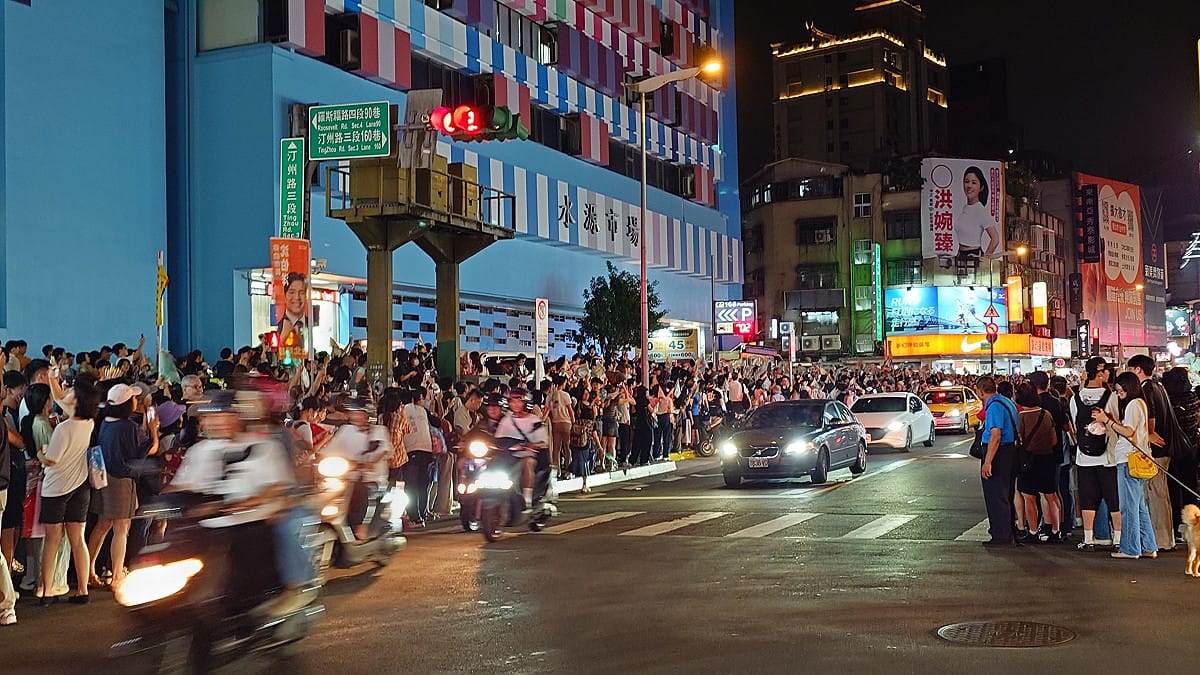 沈伯洋赴公館夜市掃街拜票，人潮擠爆現場。 圖：民眾提供