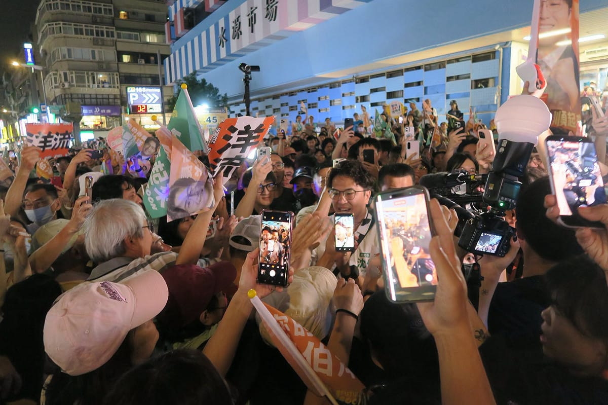 沈伯洋15日晚間到公館夜市商圈掃街，現場支持者人山人海，展現「洋流」威力。 圖：翻攝邱萬興臉書