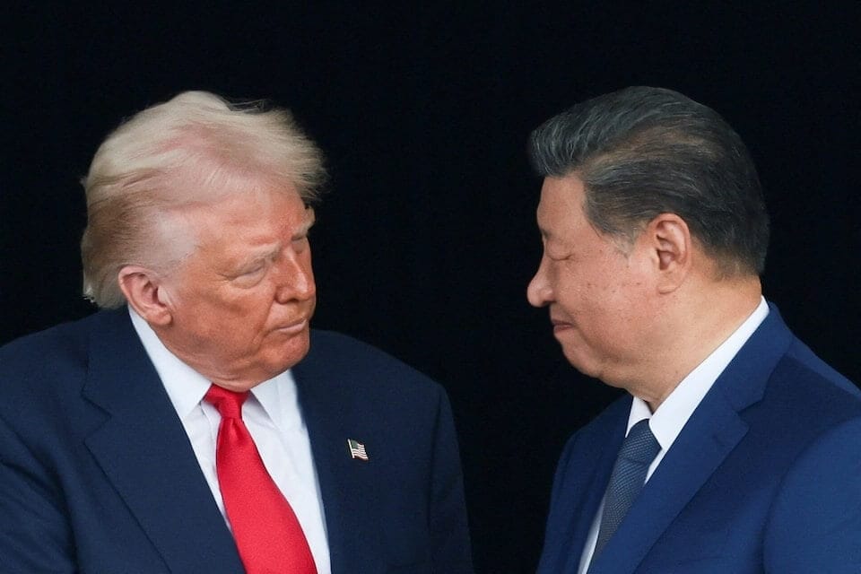 美國總統川普（左）2025年10月30日與中國國家主席習近平（右）會面。（路透社） 圖：中央社提供