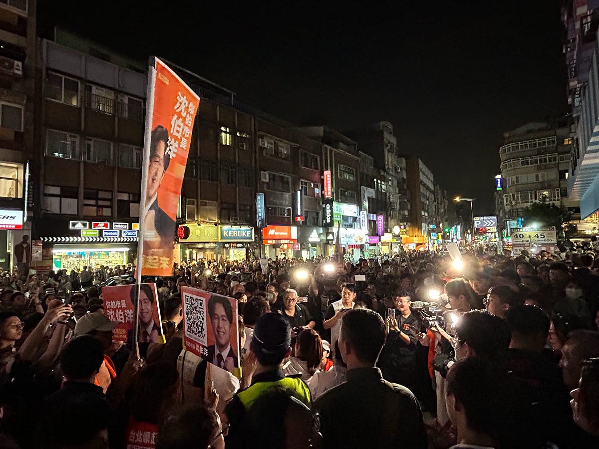 沈伯洋15日晚間到公館夜市商圈掃街，現場支持者人山人海，展現「洋流」威力。 圖：翻攝邱萬興臉書