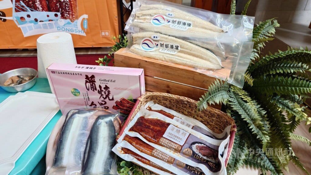 中秋團圓吃烤肉，嘉義縣鰻魚盛產，縣府推薦烤鰻魚，不論蒲燒鰻串、白燒鰻串，只要稍微烤熱就能香氣四溢。中央社記者蔡智明攝　115年9月16日